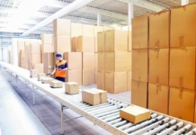 multi carrier shipping, parcel conveyor, warehouse worker
