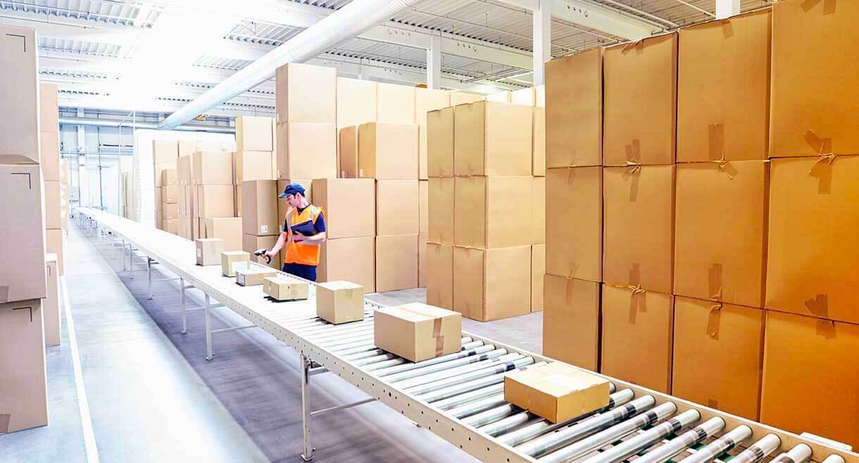 multi carrier shipping, parcel conveyor, warehouse worker